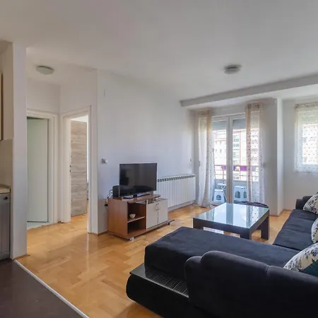 Iv Apartment *